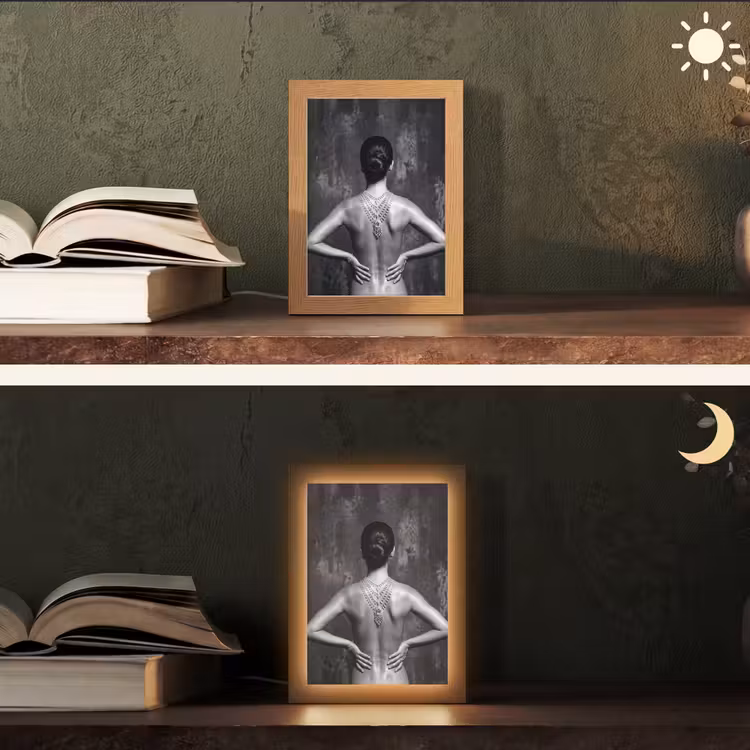 Rug - Ketting - Portret - Zwart - Wit - Glamour Light Box met kabel (Tafellamp) klein -sfeer3