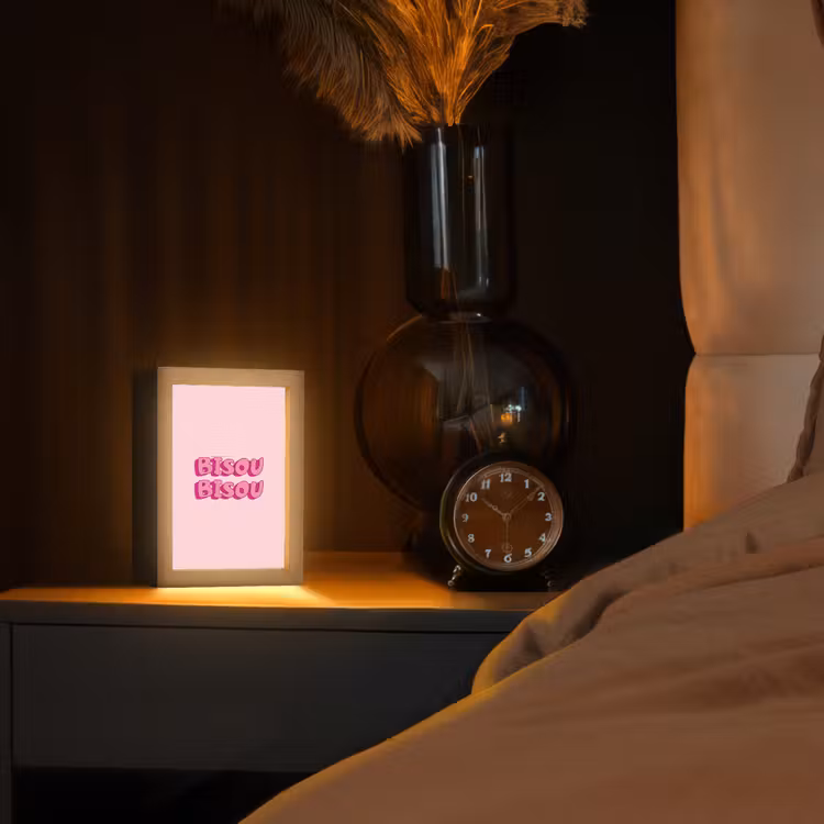 Bisou - Roze - Schaduw Light Box met kabel (Tafellamp) klein -sfeer1