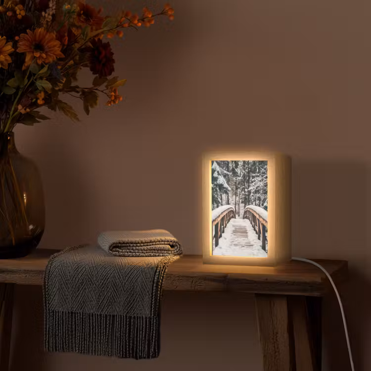 Brug - Winterlandschap - Bos - Natuur - Sneeuw Light Box met kabel (Tafellamp) klein -sfeer4