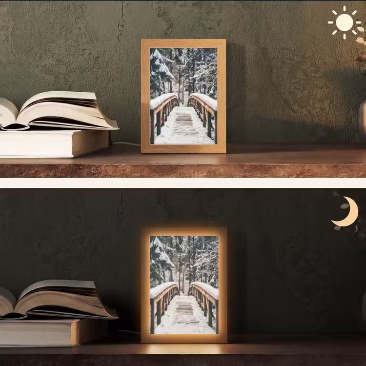 Brug - Winterlandschap - Bos - Natuur - Sneeuw Light Box met kabel (Tafellamp) klein -sfeer3