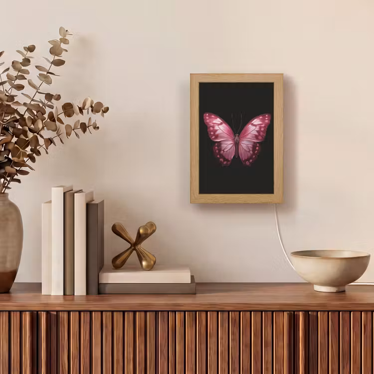 Vlinder - Fuchsia - Grafisch Light Box met kabel (Tafellamp) klein -sfeer2