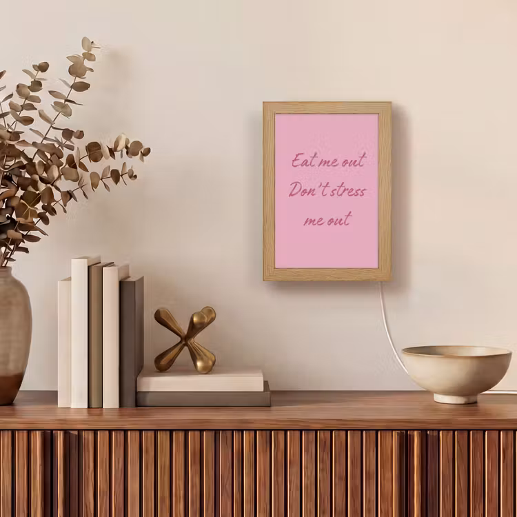 Eat me out don't stress me out - Roze - Handgeschreven Light Box met kabel (Tafellamp) klein -sfeer2