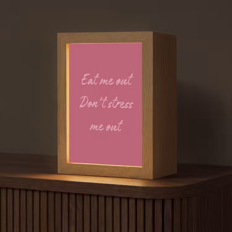 eat me out don't stress me out - Roze - Minimalistisch Light Box met kabel (Tafellamp) klein -z3d_website