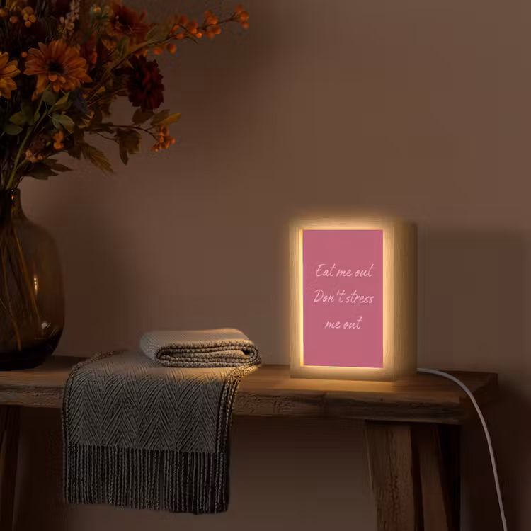 eat me out don't stress me out - Roze - Minimalistisch Light Box met kabel (Tafellamp) klein -sfeer4