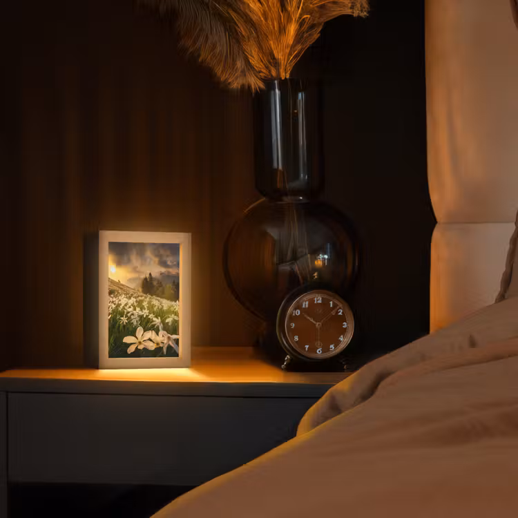 Bloemenveld - Heuvels - Zonsondergang - Berg - Natuur - Wit - Heuvels Light Box met kabel (Tafellamp) klein -sfeer1