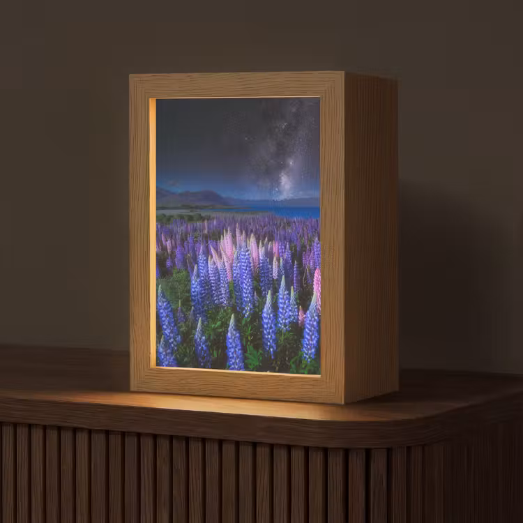 Bloemen - Nacht - Lupine - Sterrenhemel - Paars - Natuur Light Box met kabel (Tafellamp) klein -z3d_website