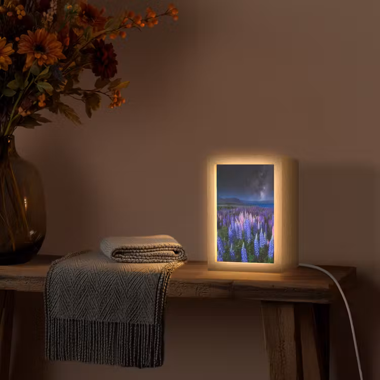 Bloemen - Nacht - Lupine - Sterrenhemel - Paars - Natuur Light Box met kabel (Tafellamp) klein -sfeer4