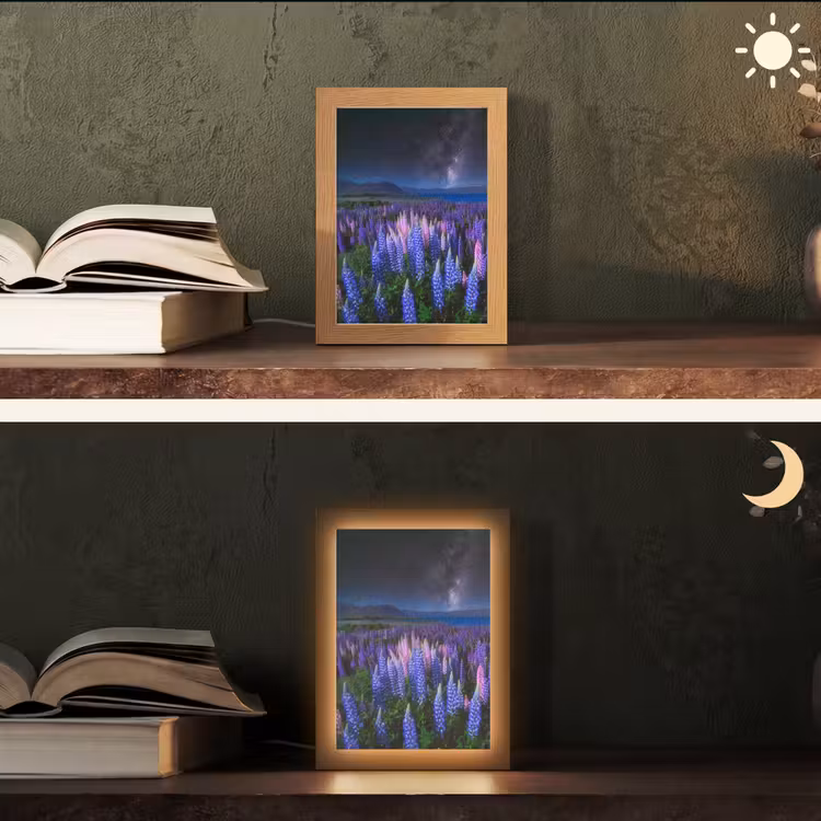 Bloemen - Nacht - Lupine - Sterrenhemel - Paars - Natuur Light Box met kabel (Tafellamp) klein -sfeer3
