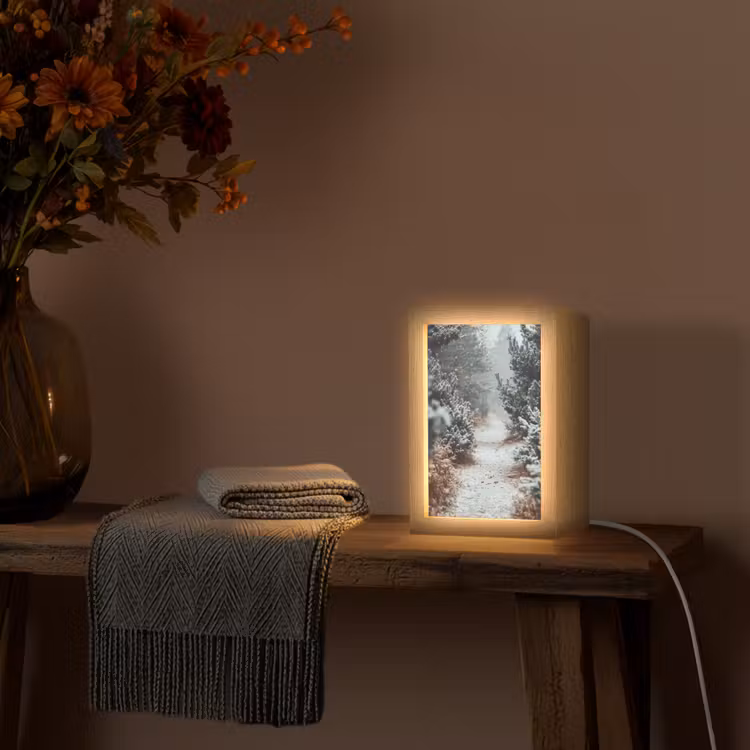 Bos - Winter - Bomen - Natuur - Pad - Sneeuw Light Box met kabel (Tafellamp) klein -sfeer4