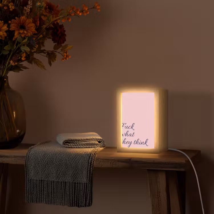 Fuck what they think - Roze - Minimalistisch Light Box met kabel (Tafellamp) klein -sfeer4