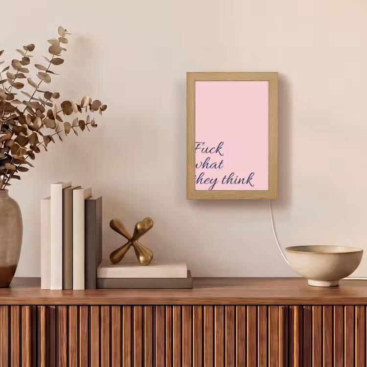 Fuck what they think - Roze - Minimalistisch Light Box met kabel (Tafellamp) klein -sfeer2