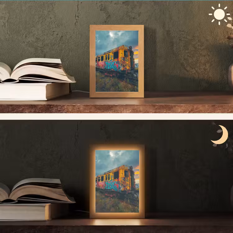 Graffiti - Verlaten trein - Street art Light Box met kabel (Tafellamp) klein -sfeer3