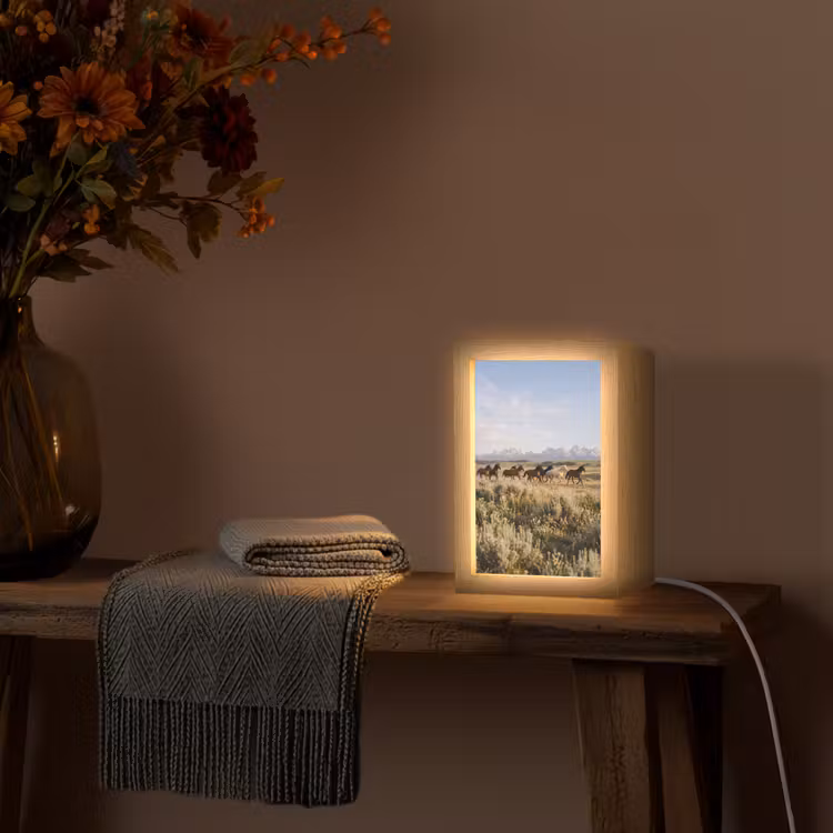 Paarden - Kudde - Bergen - Vrijheid - Wild Light Box met kabel (Tafellamp) klein -sfeer4