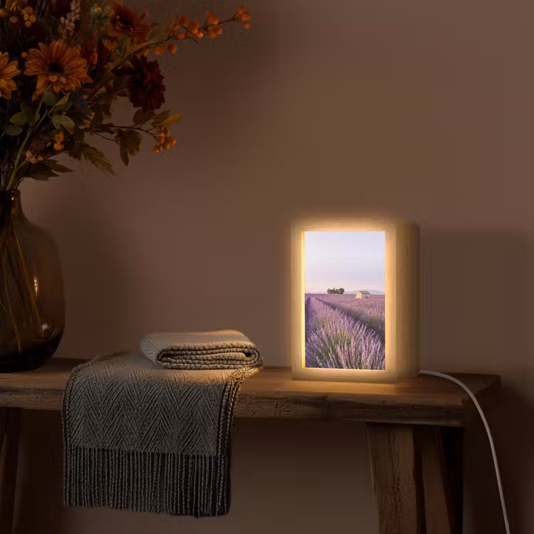 Lavendel - Landschap - Sereen - Paars Light Box met kabel (Tafellamp) klein -sfeer4
