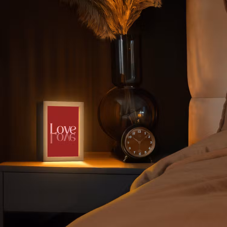 Love - Spiegeling - Rood Light Box met kabel (Tafellamp) klein -sfeer1