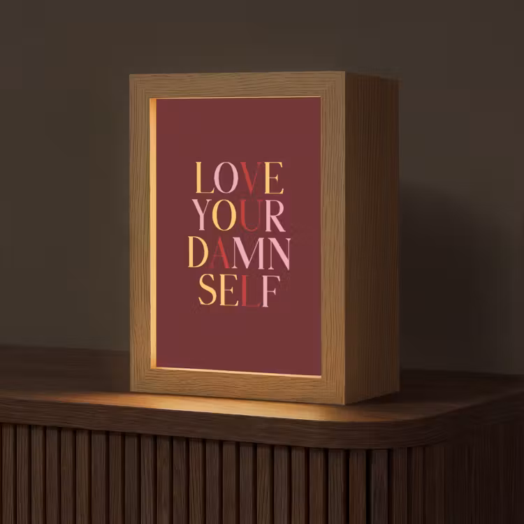 Love your damn self - Kleurrijk - Bordeaux Light Box met kabel (Tafellamp) klein -z3d_website