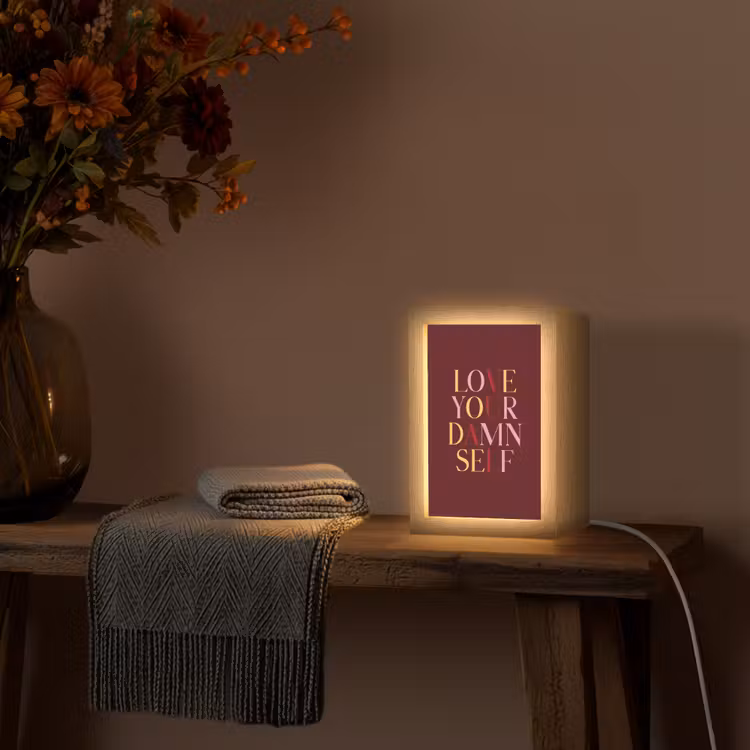 Love your damn self - Kleurrijk - Bordeaux Light Box met kabel (Tafellamp) klein -sfeer4