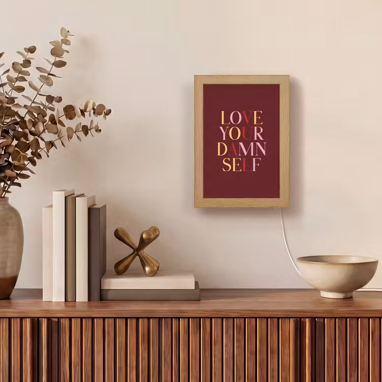 Love your damn self - Kleurrijk - Bordeaux Light Box met kabel (Tafellamp) klein -sfeer2