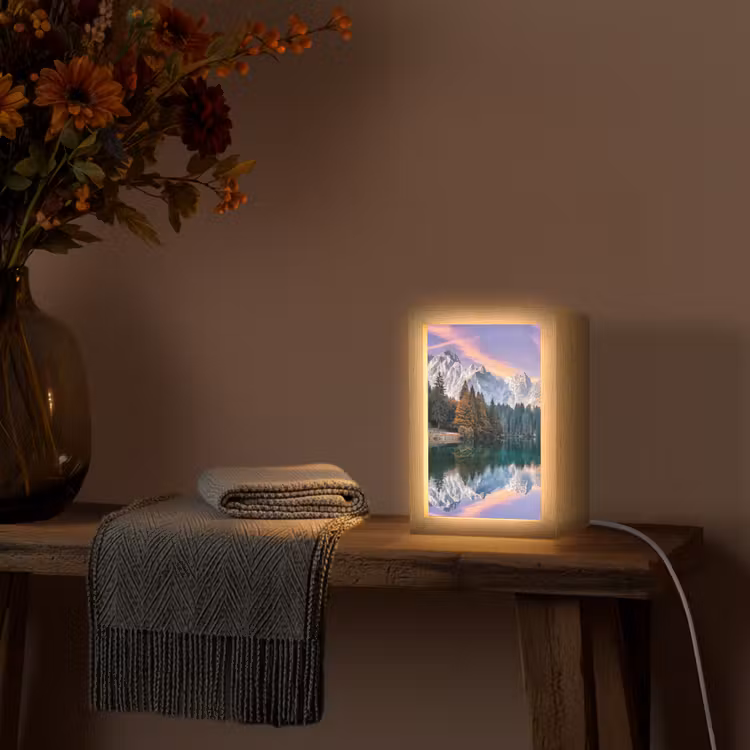 Bergen - Bos - Water - Lucht - Roze - Paars Light Box met kabel (Tafellamp) klein -sfeer4
