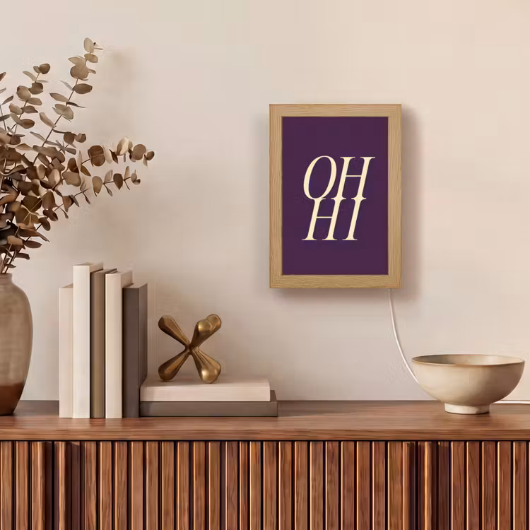 Oh hi - Paars - Minimalistisch Light Box met kabel (Tafellamp) klein -sfeer2