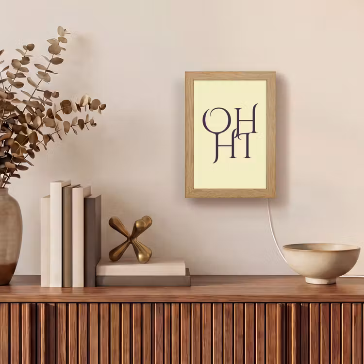 Oh hi - Geel - Monogram Light Box met kabel (Tafellamp) klein -sfeer2