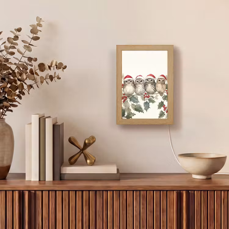 Uilen - Tak - Hulstblaadjes - Kerstmuts Light Box met kabel (Tafellamp) klein -sfeer2