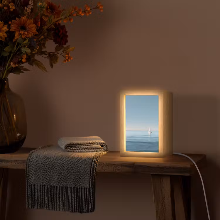 Zeilbootje - Kalme zee - Helderblauwe hemel Light Box met kabel (Tafellamp) klein -sfeer4
