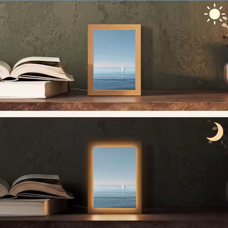 Zeilbootje - Kalme zee - Helderblauwe hemel Light Box met kabel (Tafellamp) klein -sfeer3