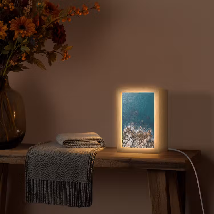 Zee - Kustlijn - Natuur - Abstract - Blauw Light Box met kabel (Tafellamp) klein -sfeer4