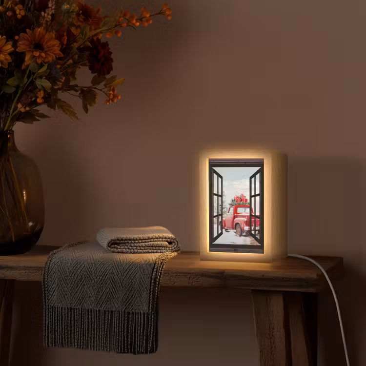 Doorkijk - Auto - Rood - Cadeaus - Winterlandschap - Kerst Light Box met kabel (Tafellamp) klein -sfeer4