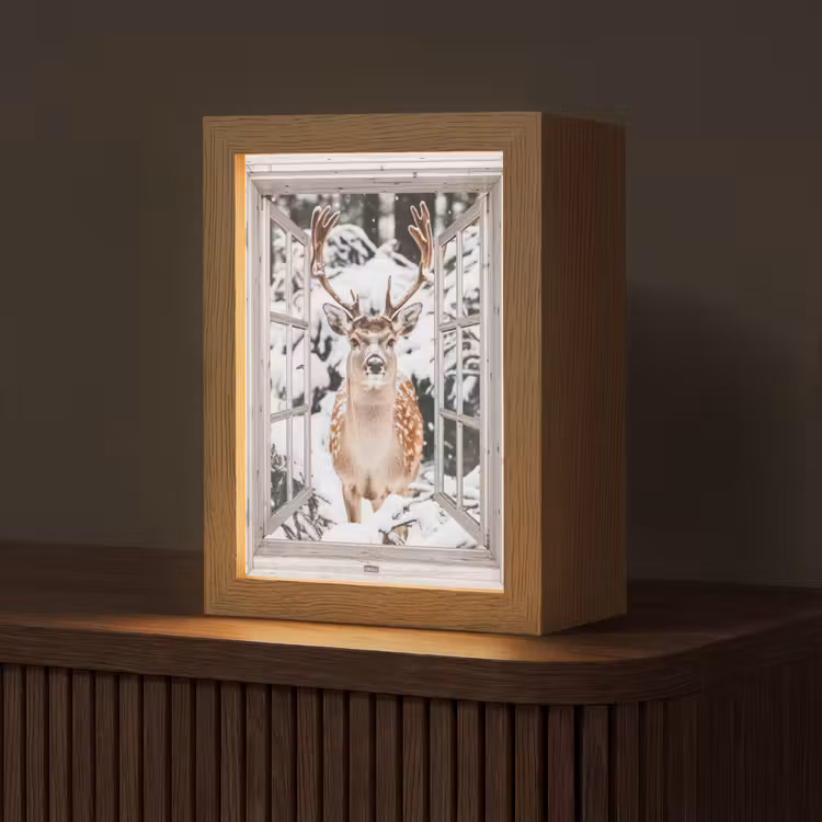 Doorkijk - Hert - Sneeuw - Winter - Bos - Dieren - Natuur Light Box met kabel (Tafellamp) klein -z3d_website