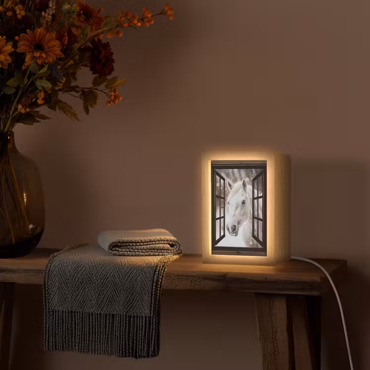 Doorkijk - Paard - Wit - Winterlandschap - Sneeuw Light Box met kabel (Tafellamp) klein -sfeer4