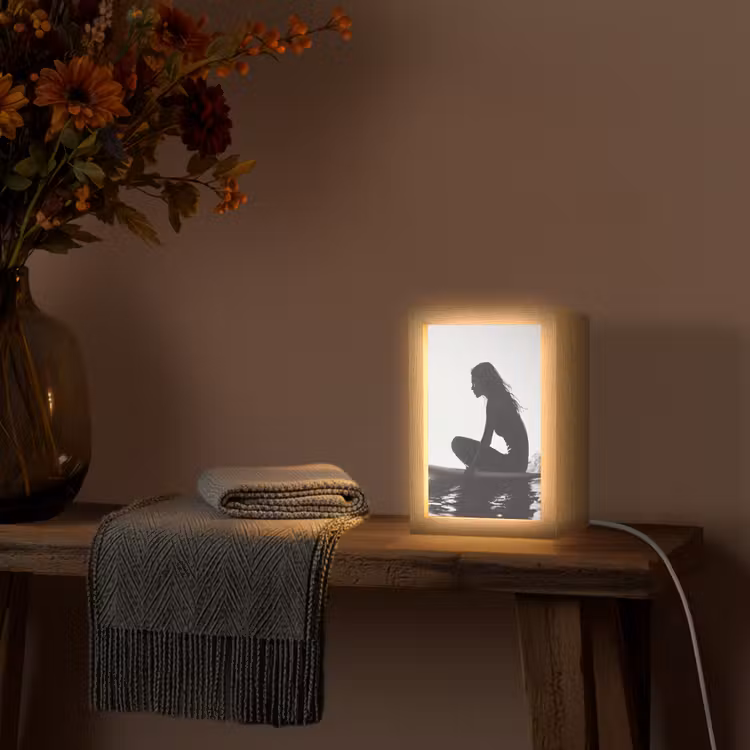 Silhouet - Vrouw - Surfplank - Water Light Box met kabel (Tafellamp) klein -sfeer4