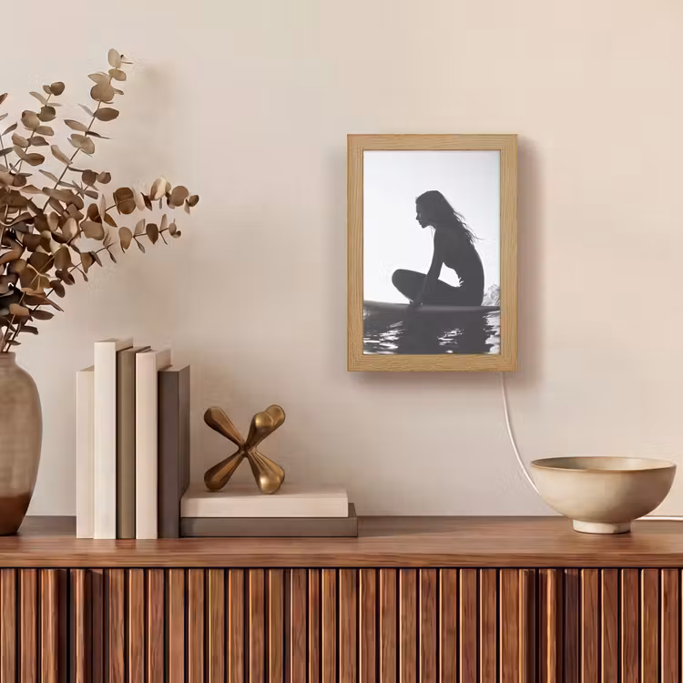 Silhouet - Vrouw - Surfplank - Water Light Box met kabel (Tafellamp) klein -sfeer2