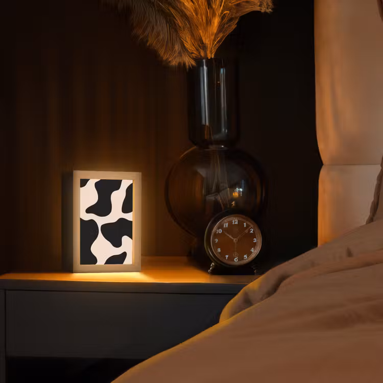 Vlekkenpatroon - Koe - Beige Light Box met kabel (Tafellamp) klein -sfeer1