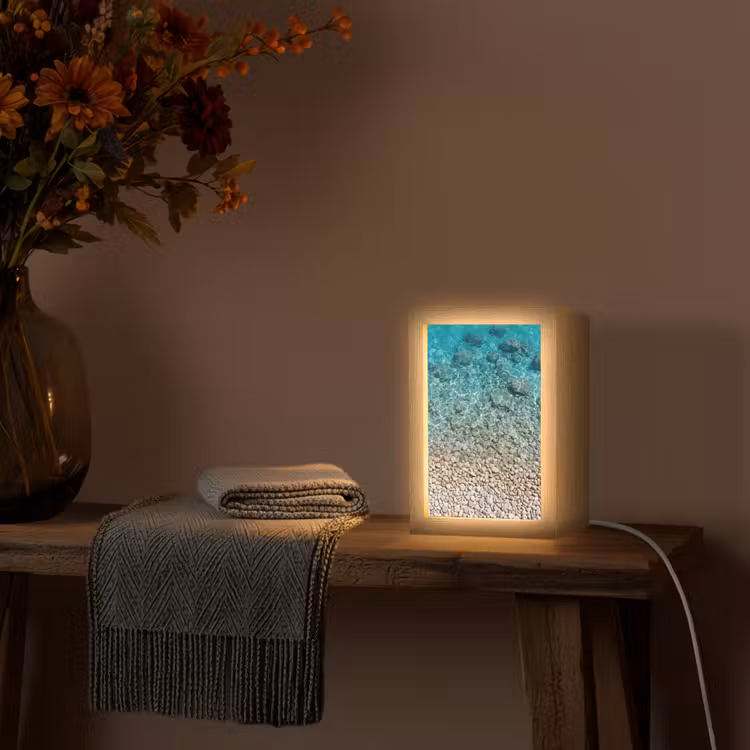 Water - Kiezels - Natuur - Levendig - Turkoois Light Box met kabel (Tafellamp) klein -sfeer4