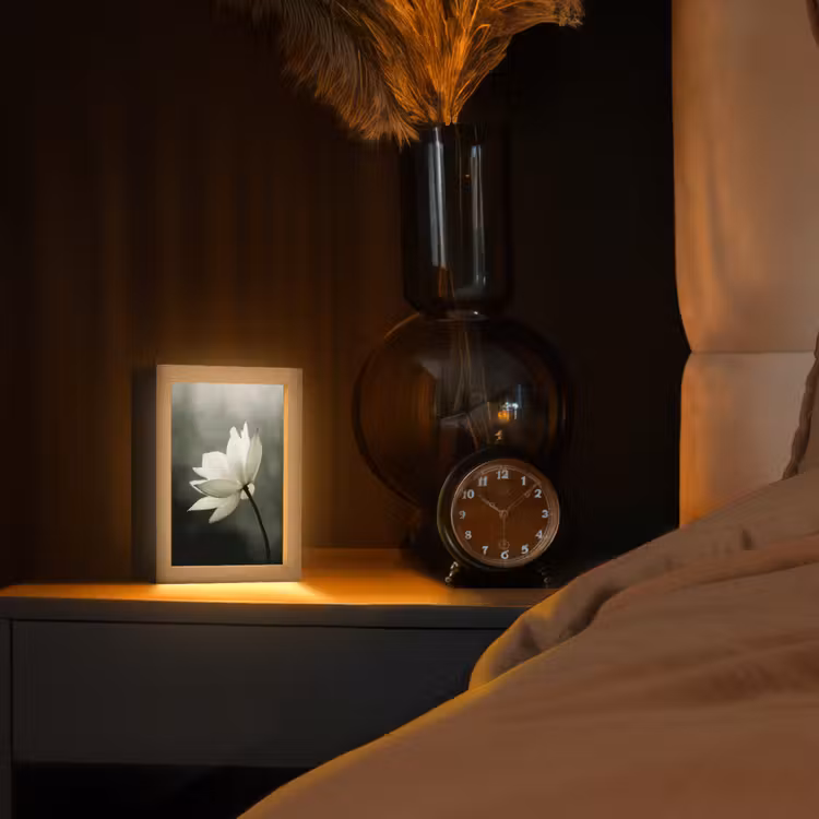 Wit - Lotus - Donker - Bloem Light Box met kabel (Tafellamp) klein -sfeer1