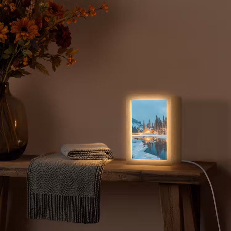 Winterlandschap - Natuur - Huis - Bergen - Sneeuw Light Box met kabel (Tafellamp) klein -sfeer4