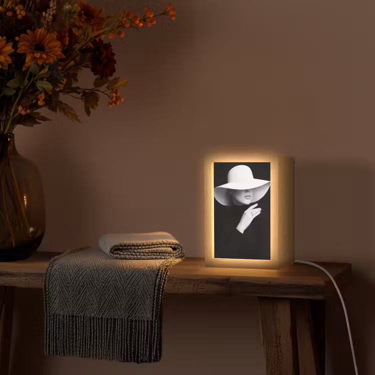 Vrouw - Hoed - Hand - Zwart - Wit - Klassiek Light Box met kabel (Tafellamp) klein -sfeer4