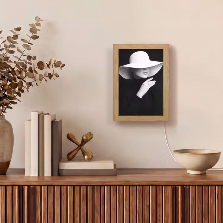 Vrouw - Hoed - Hand - Zwart - Wit - Klassiek Light Box met kabel (Tafellamp) klein -sfeer2