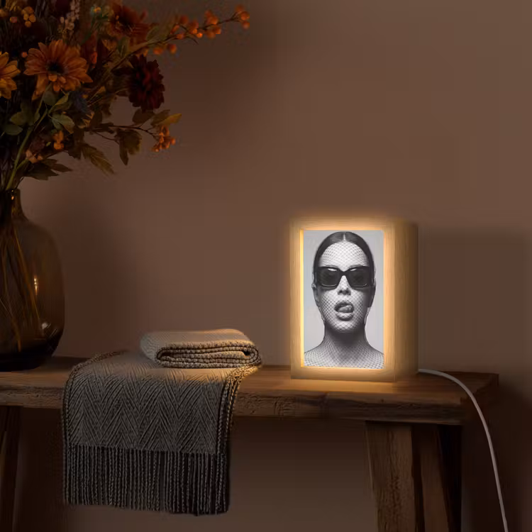 Vrouw - Net - Mysterieus - Zwart - Wit Light Box met kabel (Tafellamp) klein -sfeer4