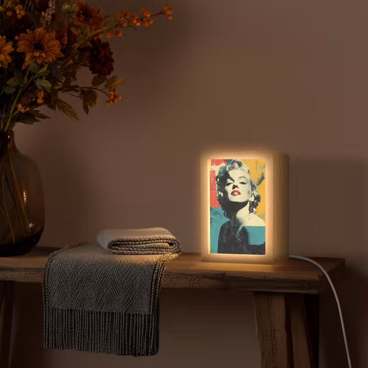Vrouw - Rode lippen - Abstracte kleurvlakken - Popartuistraling Light Box met kabel (Tafellamp) klein -sfeer4
