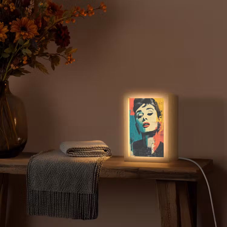 Vrouw - Rode lippen - Expressief - Grafisch Light Box met kabel (Tafellamp) klein -sfeer4