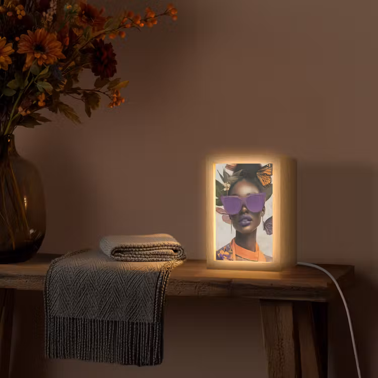 Vrouw - Zonnebril - Vlinder - Bloemen Light Box met kabel (Tafellamp) klein -sfeer4