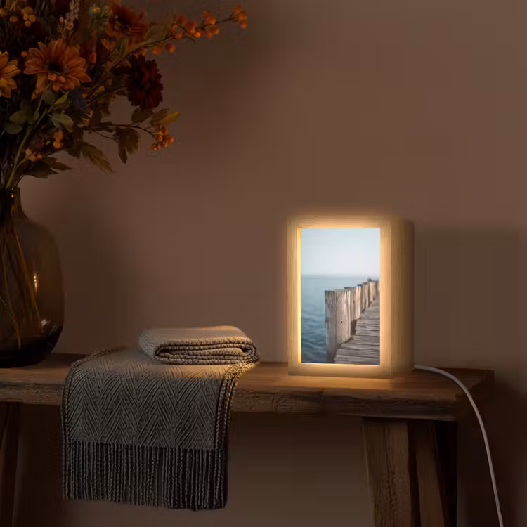 Houten steiger - Helderblauwe lucht Light Box met kabel (Tafellamp) klein -sfeer4