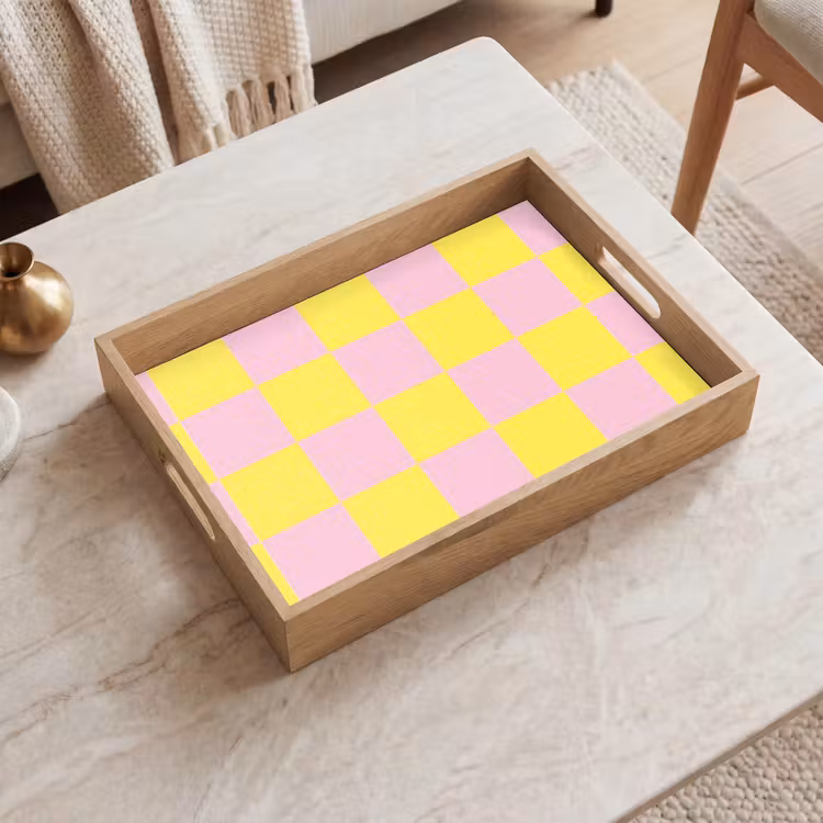 Schaakbord patroon - Geel - Roze - Blokjes Dienblad Rechthoek middel -sfeer1