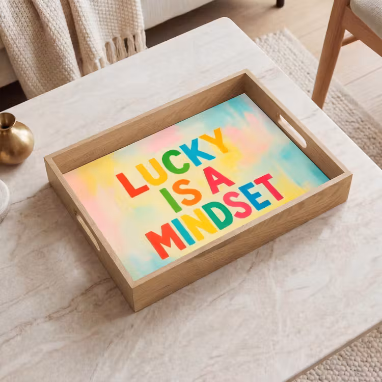 Quote - Lucky - Regenboogkleuren Dienblad Rechthoek middel -sfeer1