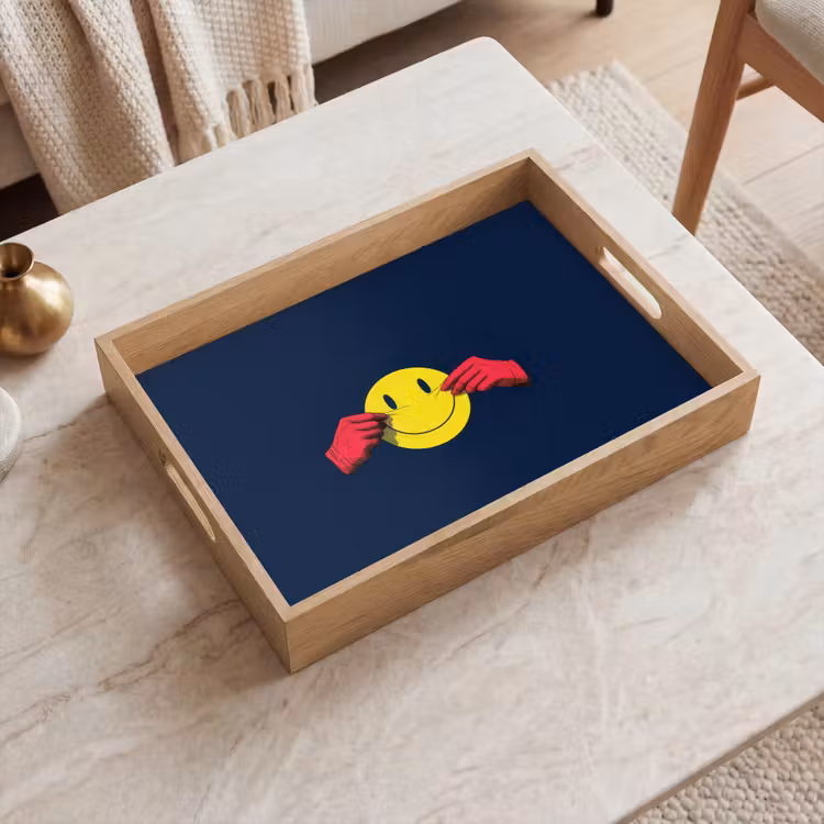 Smiley - Geel - Handen - Minimalistisch Dienblad Rechthoek middel -sfeer1