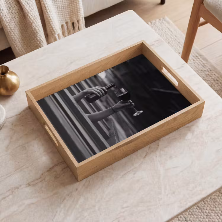 Wijnfles - Glas - Handen - Raam Dienblad Rechthoek middel -sfeer1