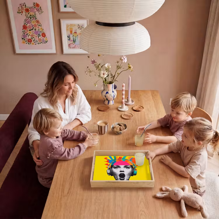 Vrouw - Koptelefoon - Geel Dienblad Rechthoek middel -sfeer4